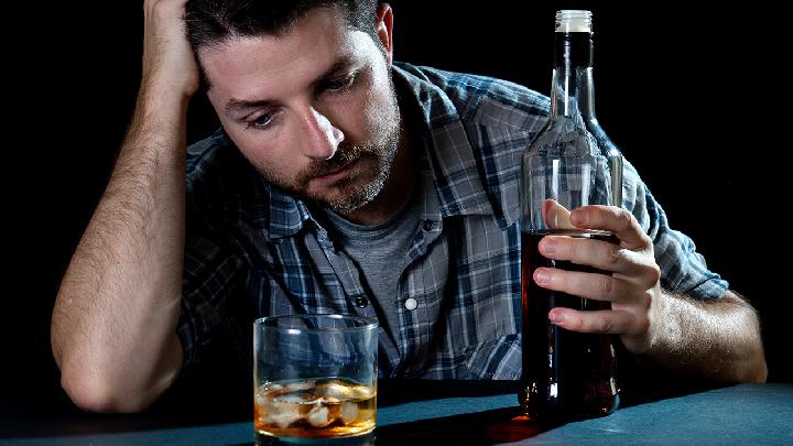 慢性酒中毒容易与哪些疾病混淆？
