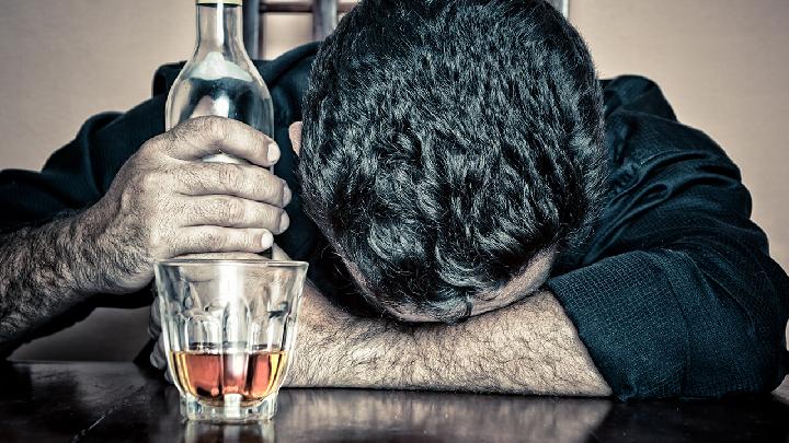 酒精中毒的症状有什么？