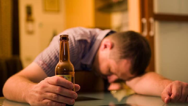 酒精伴发的精神障碍是由什么原因引起的？