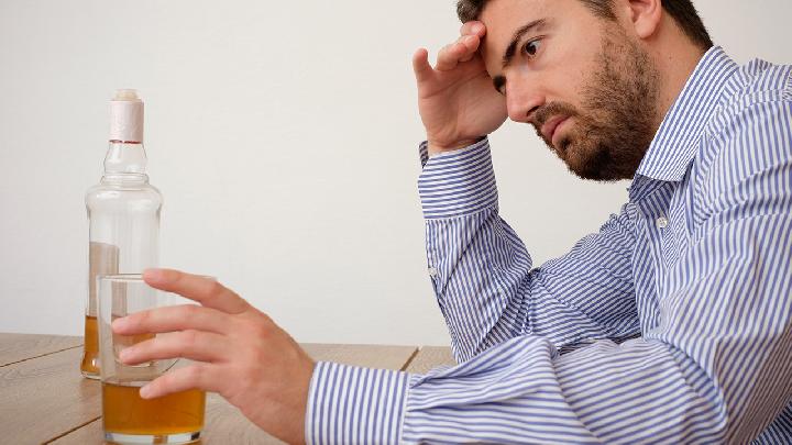 酒精中毒性小脑变性是由什么原因引起的？