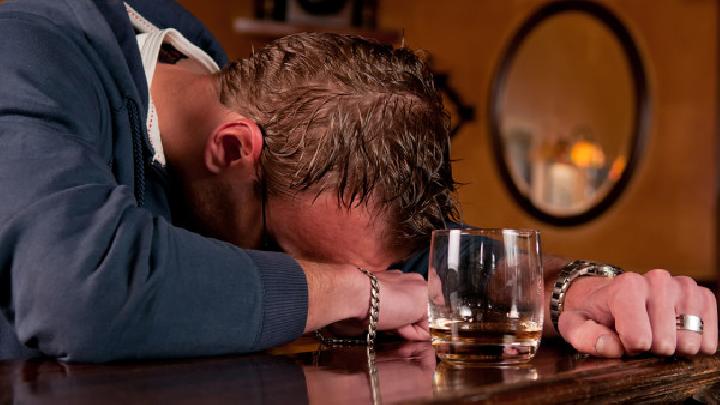 贪杯可导致慢性酒中毒