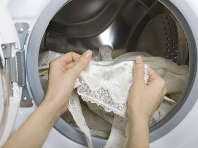 正文     内裤用洗衣机洗也是不可取的,前面说到内裤上有很多分泌物