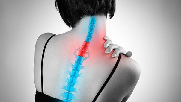 慢性颈部软组织损伤是由什么原因引起的？