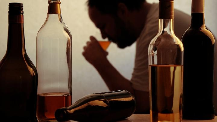 酒精中毒性神经疾病有哪些症状？