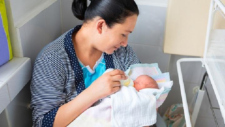 婴儿母乳喂养常见4种姿势介绍婴儿母乳喂养恰当四步走