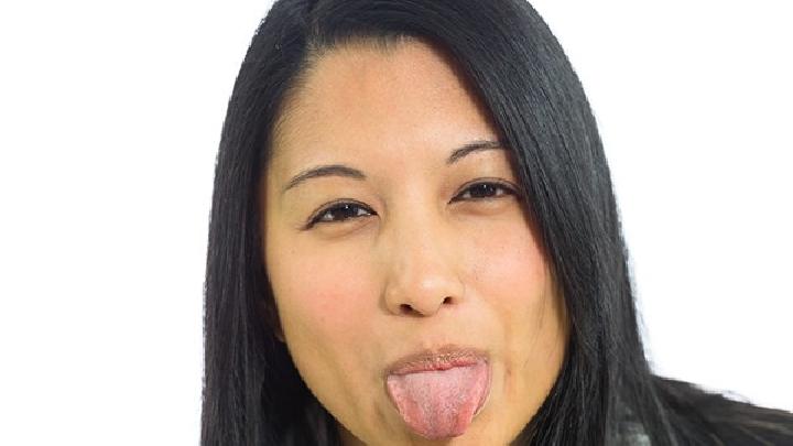 舌白斑是由什么原因引起的？