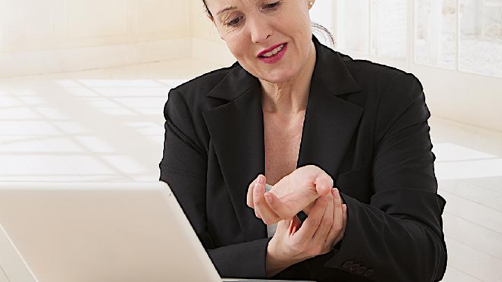 手足皲裂的病因是什么呢?