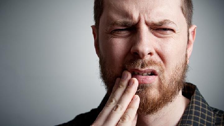 腺性唇炎的临床表现及诊断标准有哪些？