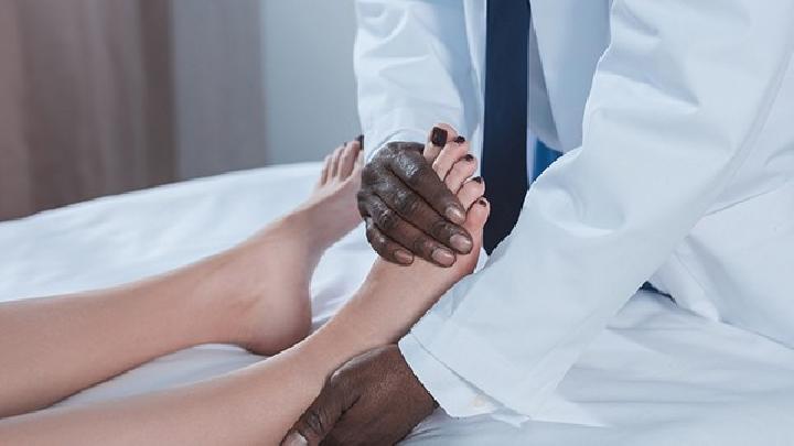 人为什么会患平底足