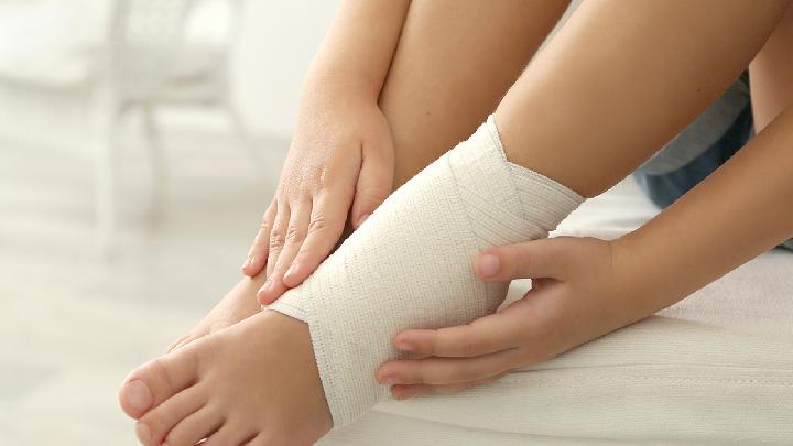 踝关节软骨损伤是由什么原因引起的？