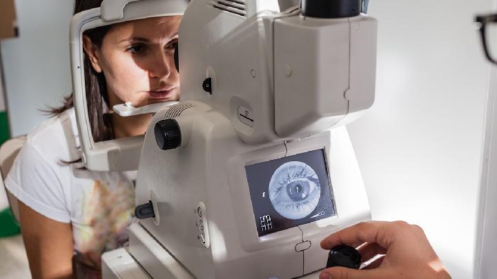回旋状脉络膜视网膜萎缩有哪些表现及如何诊断？