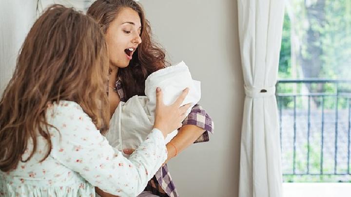 父母应当怎么治疗婴儿湿疹 治疗婴儿湿疹父母需注意四个方面