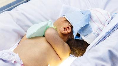 婴儿湿疹的症状都有哪些 2个月大的宝宝最容易患上婴儿湿疹吗