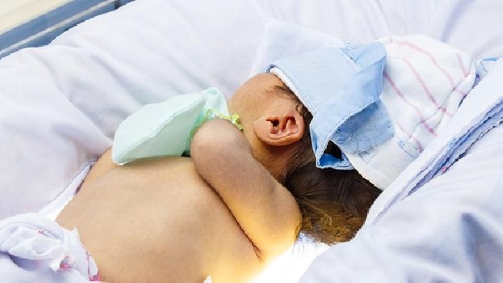 婴儿湿疹的原因是什么造成的这些因素容易导致婴儿湿疹