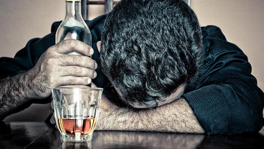 饮酒过量严重危害身体健康! 每天酒精的摄入量控制在多少合适?