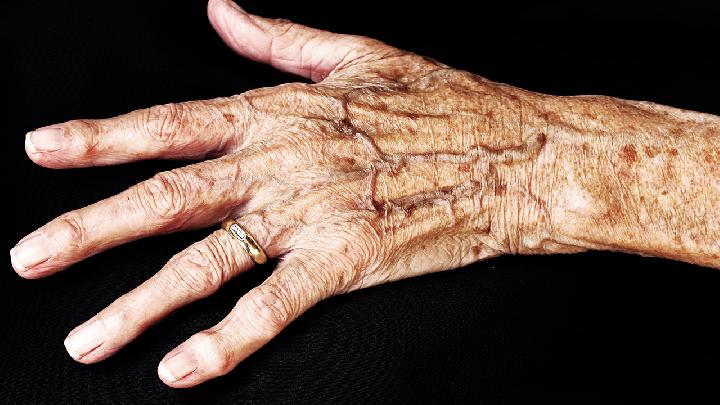 老年低钠血症是由什么原因引起的？