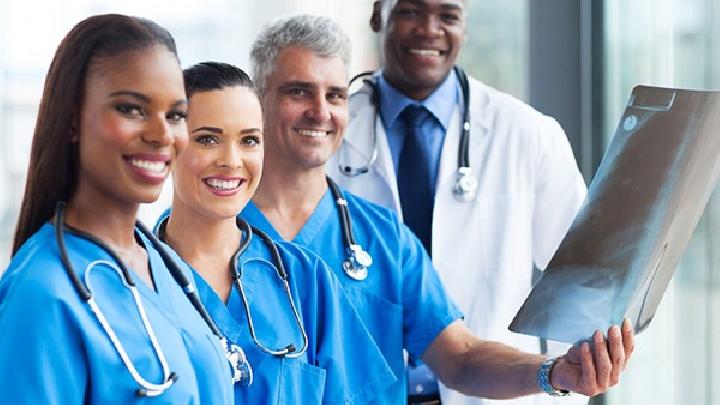 周期性内斜视容易与哪些疾病混淆？