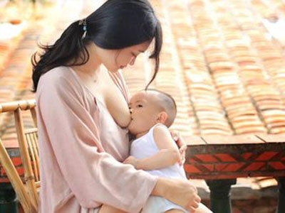 小宝宝吃母乳最好能吃到两岁