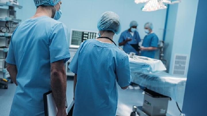 小儿锌缺乏症是由什么原因引起的？