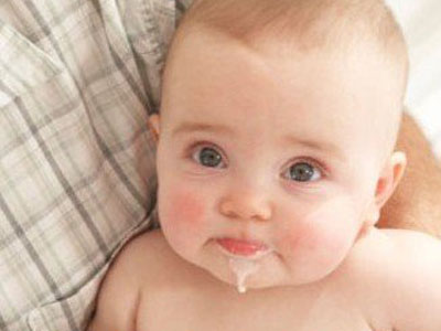 新生儿吐奶正常吗 两招可以做好预防