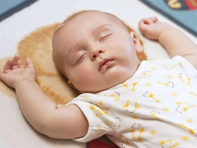 新生儿睡觉打嗝怎么办 可轻拍背部安抚
