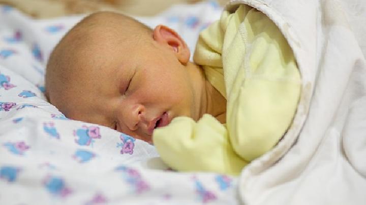 新生儿吐奶的正确拍法？宝宝吐奶的正确拍法
