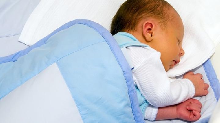 宝宝手心出汗是什么原因造成的？宝宝手心出汗的常见4个原因