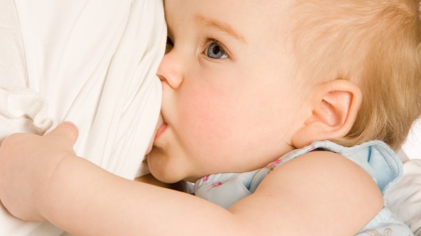 母乳喂养几个月断奶最好？母乳喂养怎么判断宝宝是否吃饱？