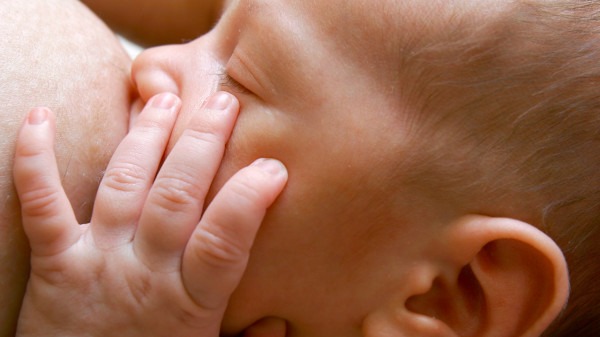 母乳喂养多久喂一次？母乳喂养的方法与技巧