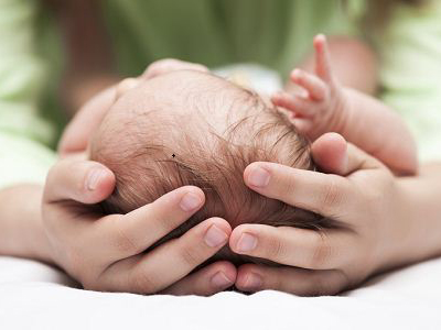 如何能保护婴儿头部囟门