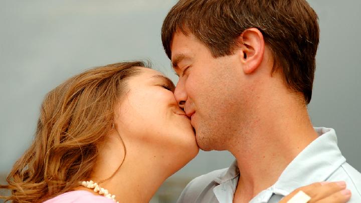 夫妻生活如何才能更加美满幸福 6种肢体语言让夫妻更加幸福