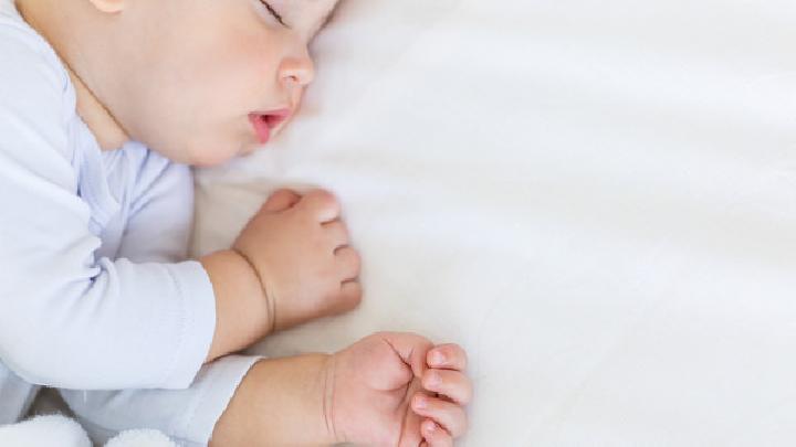 婴儿吐奶是怎么回事，这三招有效缓解婴儿吐奶
