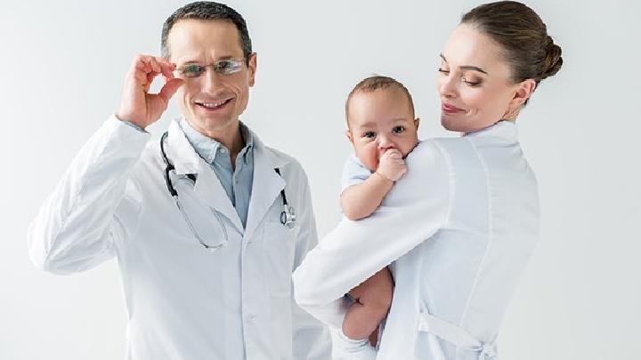 婴儿吐奶是什么原因？两个月大的婴儿吐奶呈喷射状怎么办？