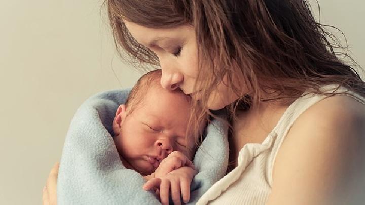婴儿睡觉使劲还发出声音正常吗？婴儿睡觉使劲是什么原因？