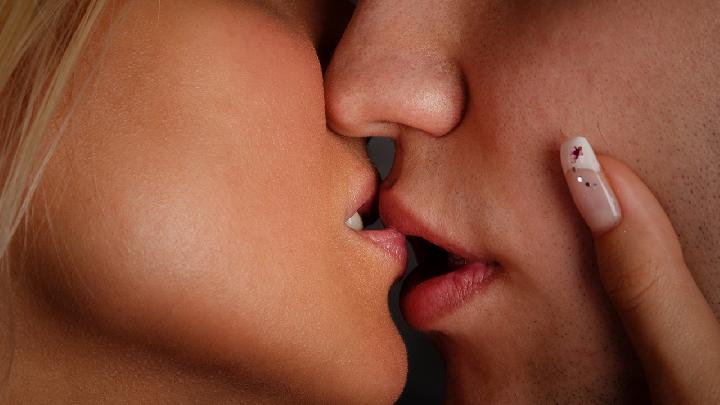 两性亲密接触时会有荷尔蒙变化？荷尔蒙过高过低对身体有哪些影响