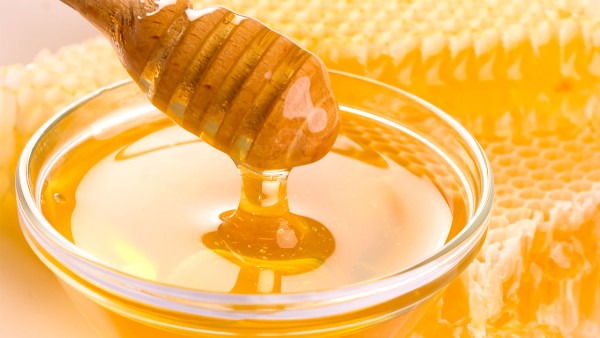 喝蜂蜜水有哪些好处？喝蜂蜜水与不喝蜂蜜水的相比哪个更健康？