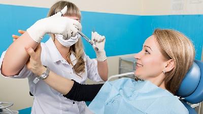 女性手部白癜风的发病怎么回事 3因素会让女性手部白癜风病发