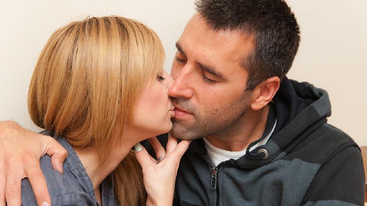 夫妻性生活多久一次正常？哪些因素会影响性爱频率