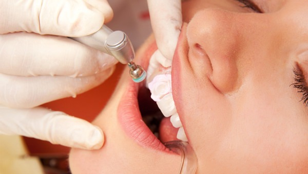 泰康拜博口腔响应国家对种植牙医疗服务价格的调控，促进行业发展