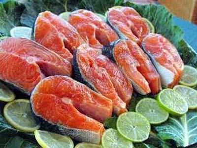 吃什么提高孩子记忆力1,鲑鱼鲑鱼肉含有高蛋白质及对神经系统具备保护