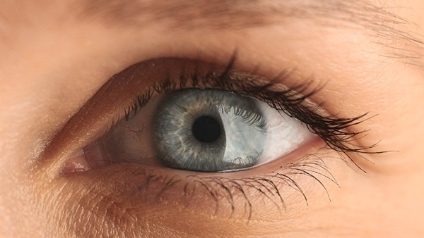 为什么人的一只眼睛受伤后另一只眼睛也会受影响？