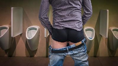 男性坐着小便注意尿道疾病男性尿道疾病的预防方法