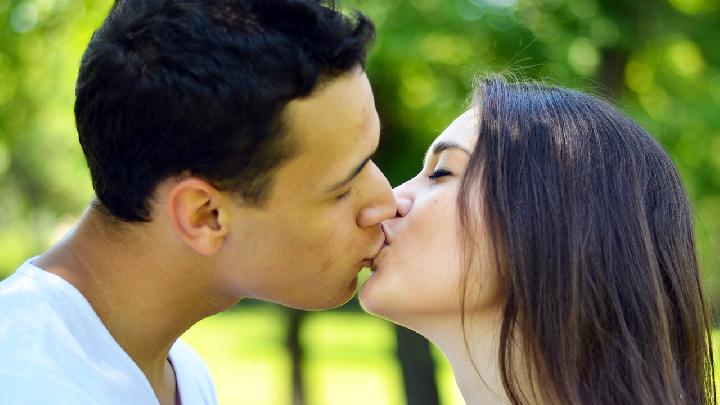 男女接吻的秘诀是什么？性爱中如何使用避孕套