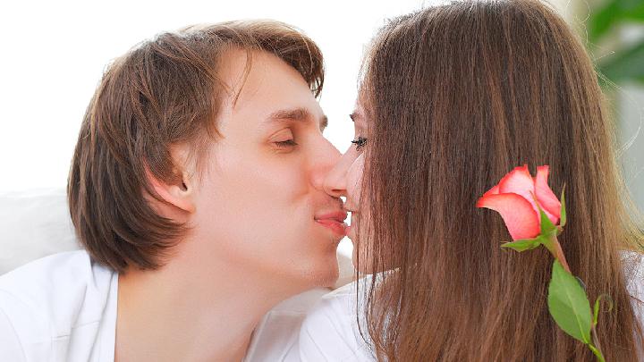 完美的性爱是乳房保健医生接吻对健康有五大奇效