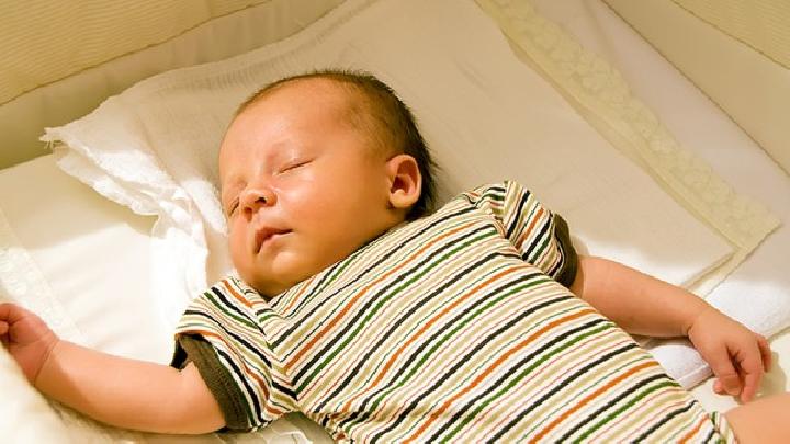 婴儿过敏性湿疹的症状有哪些？婴儿过敏性湿疹的护理方法