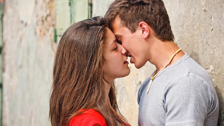 舌吻如何让女生有反应？哪些舌吻技巧最销魂？