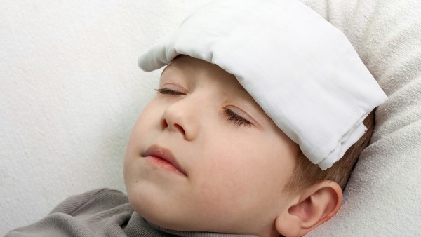 四岁小孩嗓子疼发烧吃什么药 儿童发烧用药大全