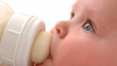 新生儿吐奶怎么办？如何防止宝宝吐奶？