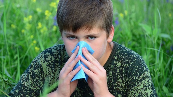 4岁宝宝打喷嚏和流鼻涕吃什么药 清热感冒颗粒4岁孩子吃多少