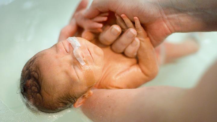 婴儿湿疹的症状和注意事项分别是什么？